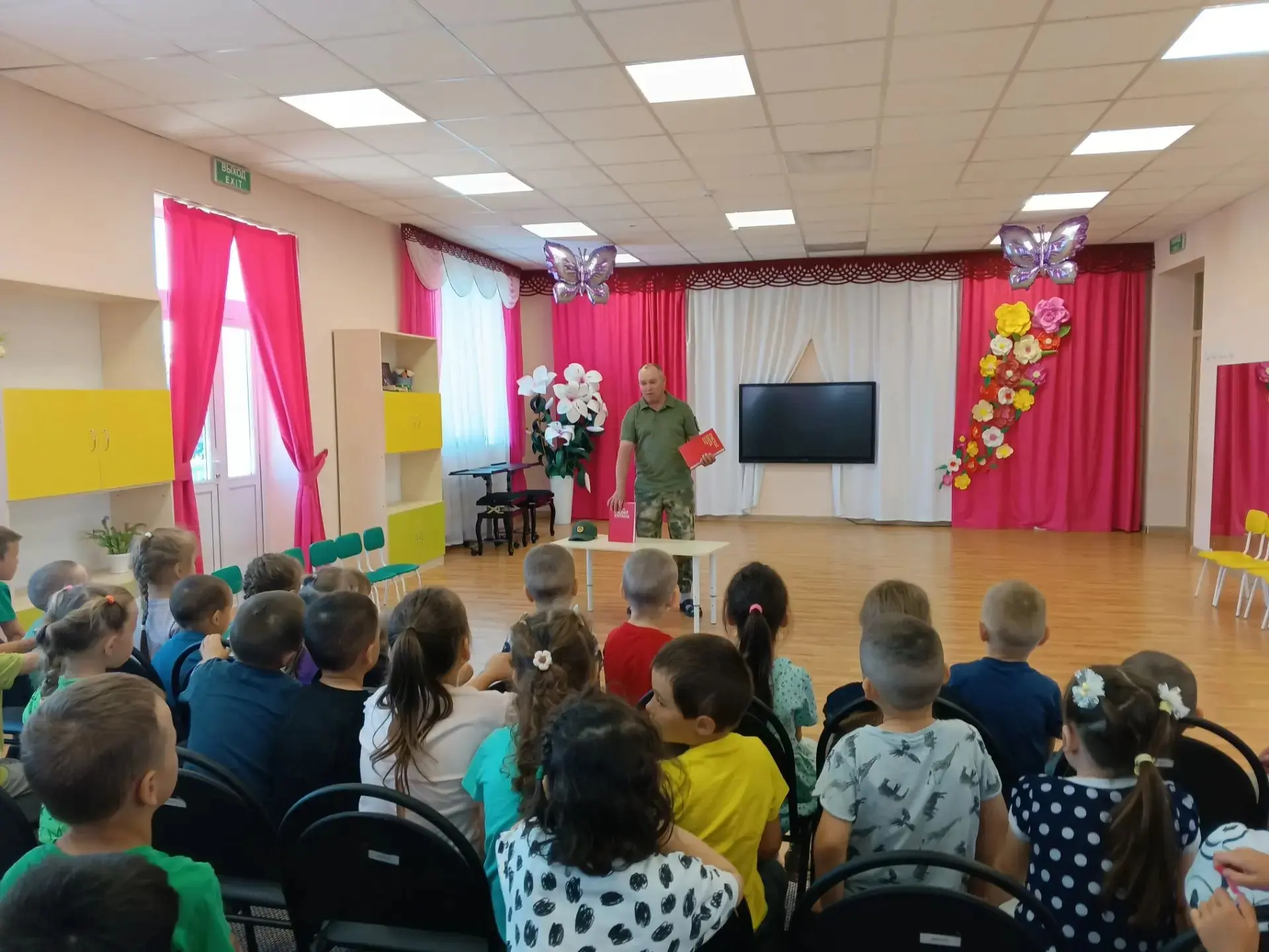 Сегодня наш детский сад посетил специалист ГПКЗ "Балтасинский". Он познакомил ребят детского сада с 