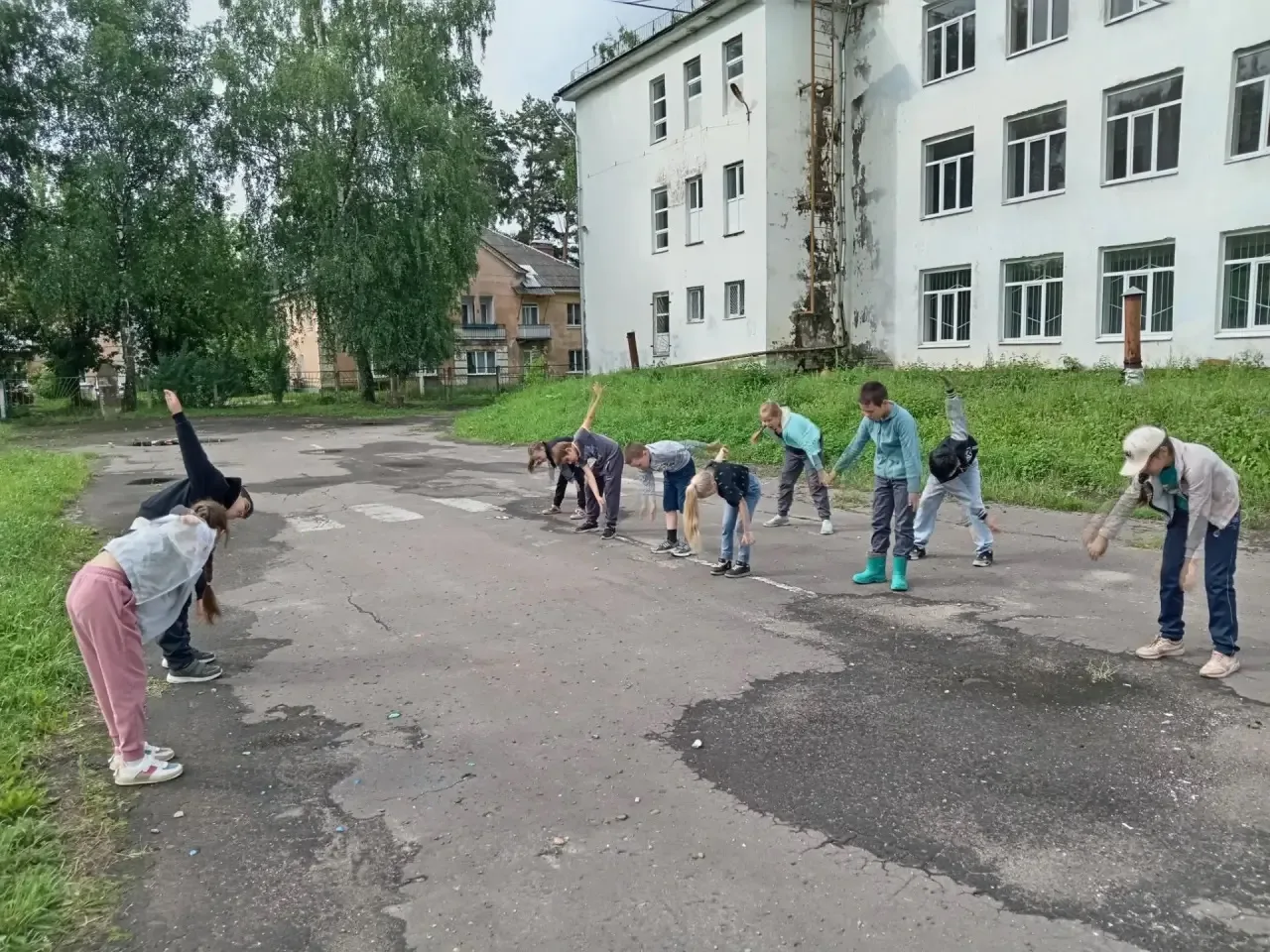 Вчера в нашем летнем лагере было по-настоящему волшебно! День начался с бодрой зарядки — заряд бодро