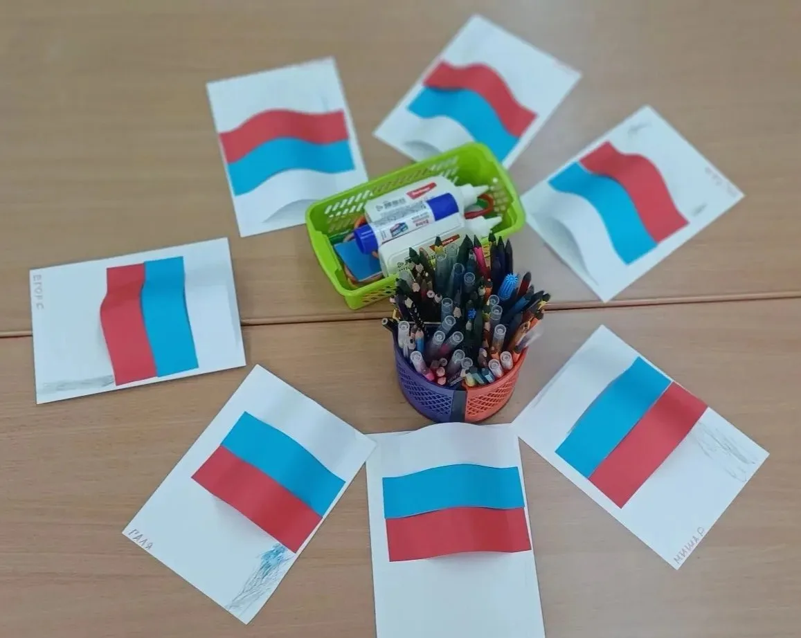 "Наша Родина — Россия"!
Накануне 12 июня в младших группах №3, № 4 прошли тематические беседы, про о