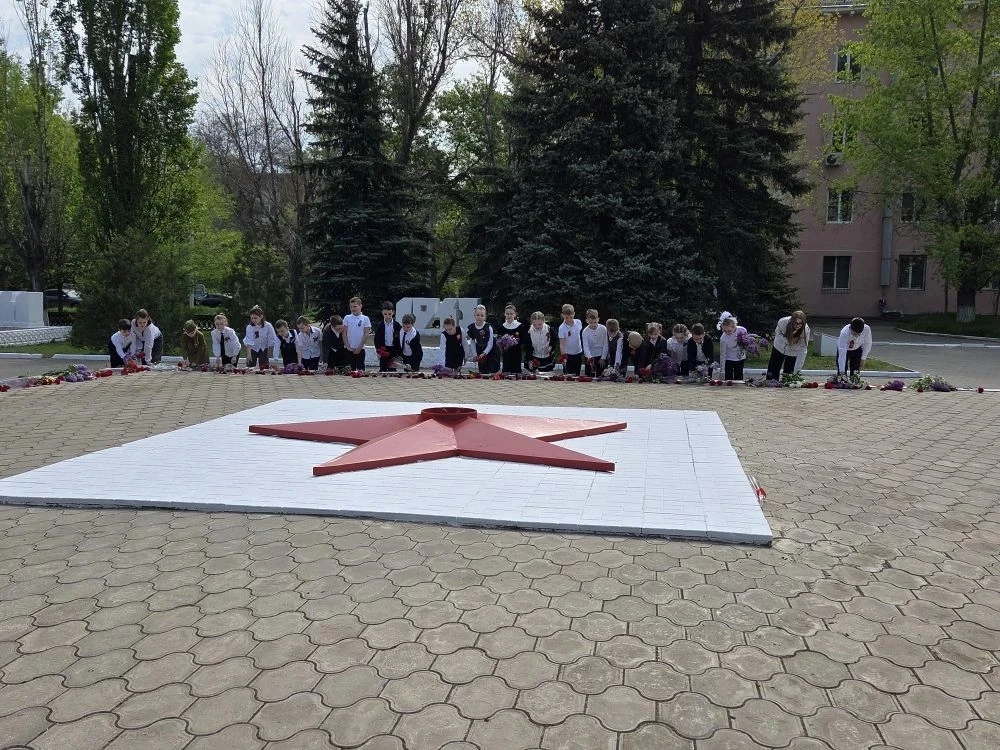 🕊️ День Победы — праздник со слезами на глазах. ✅В школе № 11 прошли памятные мероприятия: ребята уч
