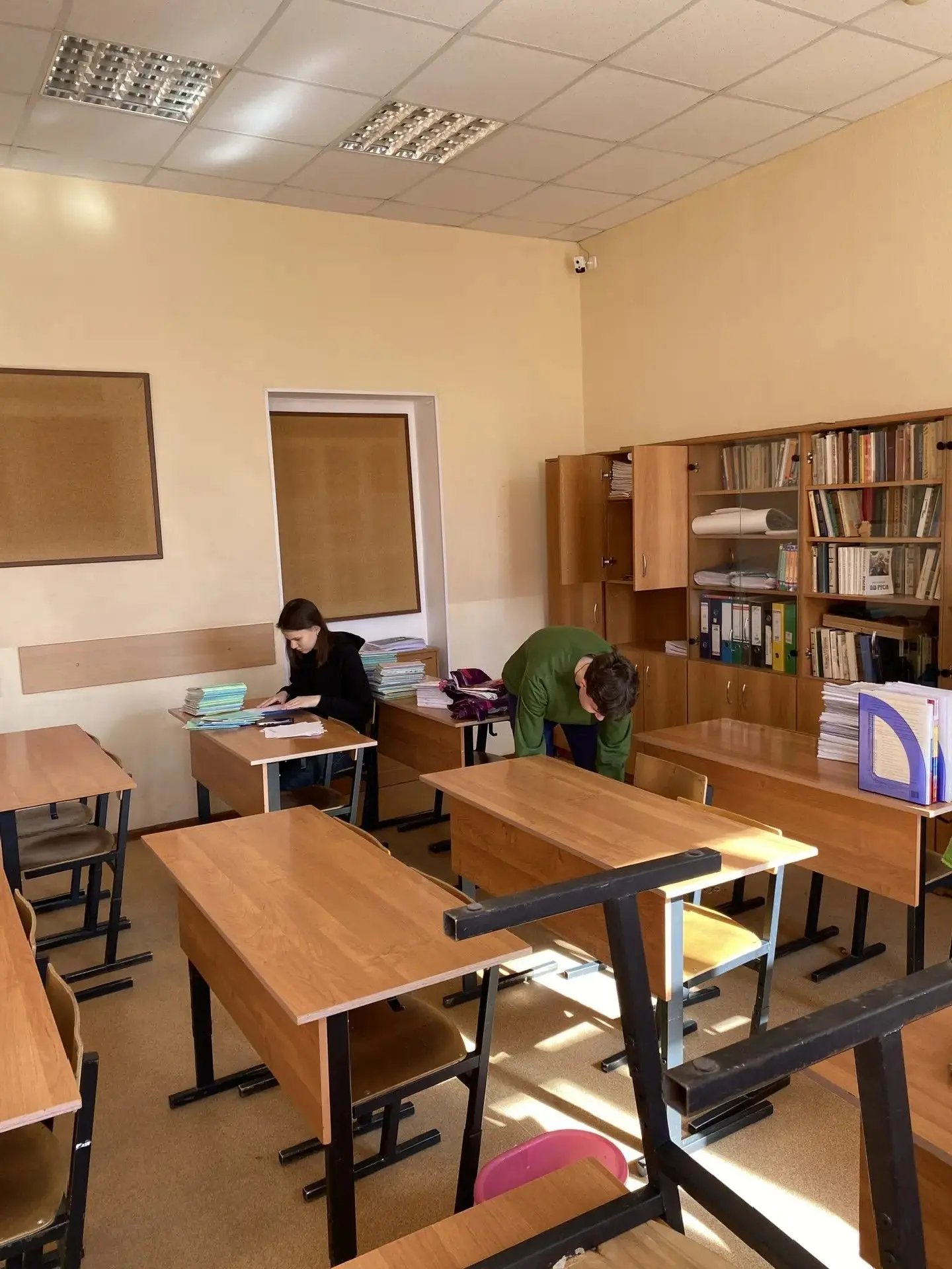 🧹 Школьный субботник: чистота начинается с нас!  В нашей школе прошёл традиционный субботник. Ученик