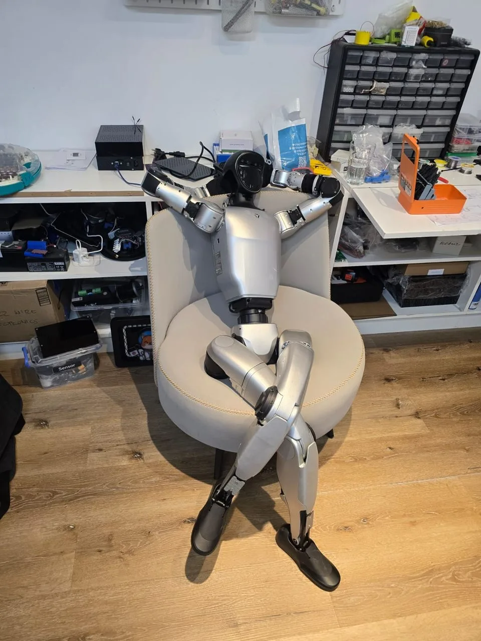 На момент лучшая модель Universal humanoid robot G1 🤖