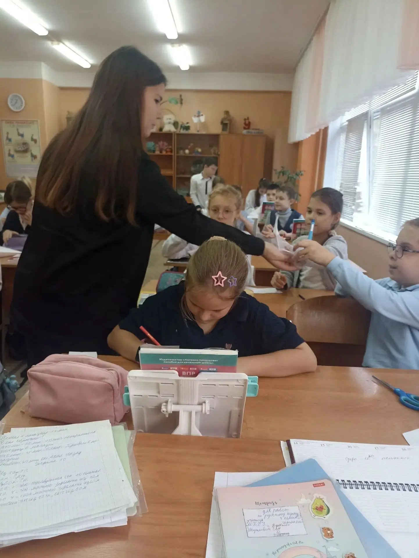 📚 В преддверии Дня учителя в нашей школе распахнула двери настоящая творческая мастерс...