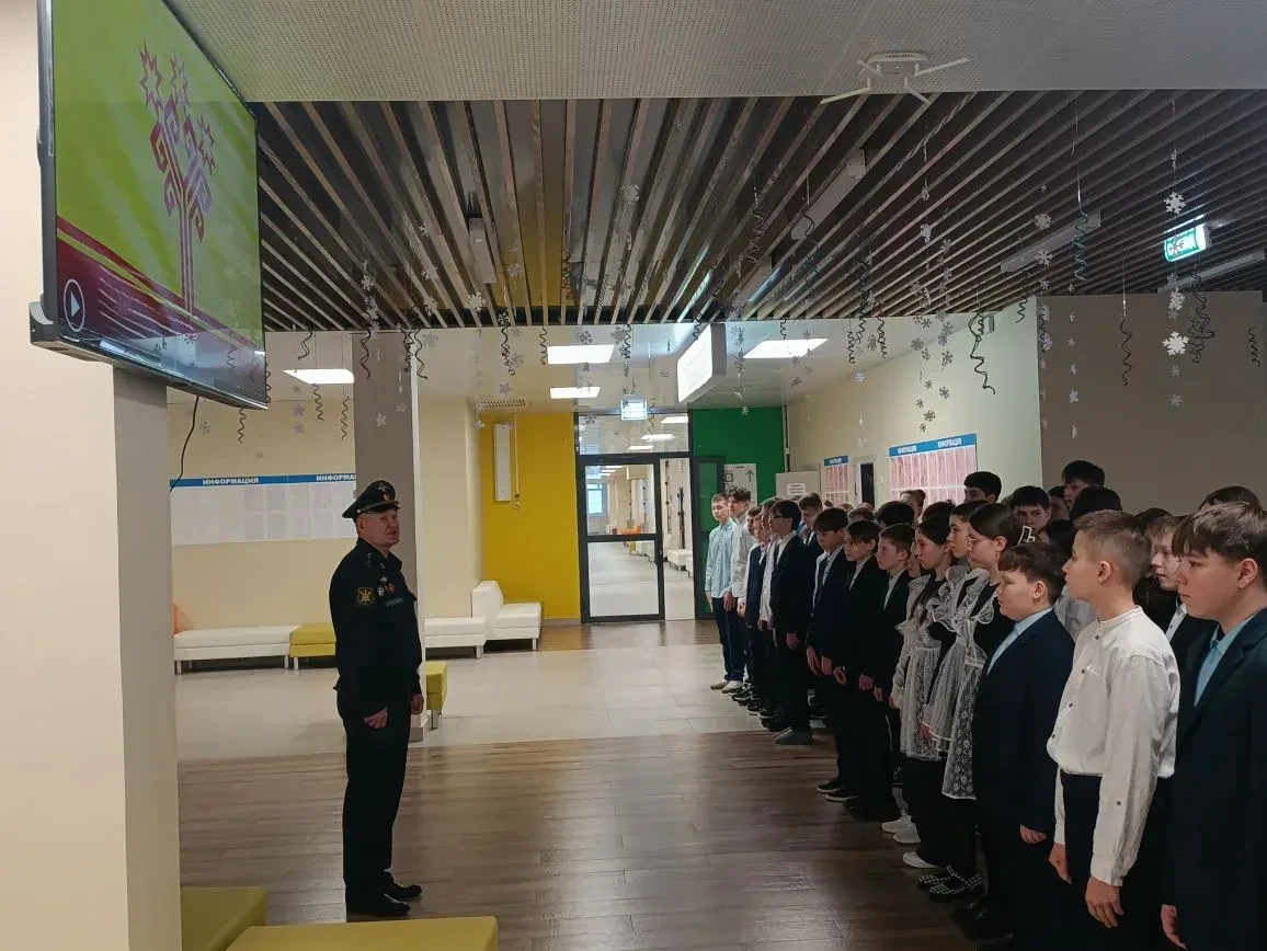 🇷🇺Новая учебная неделя стартовала под флагом России! 🇷🇺 🕗Сегодня в нашей школе прошла торжественная 