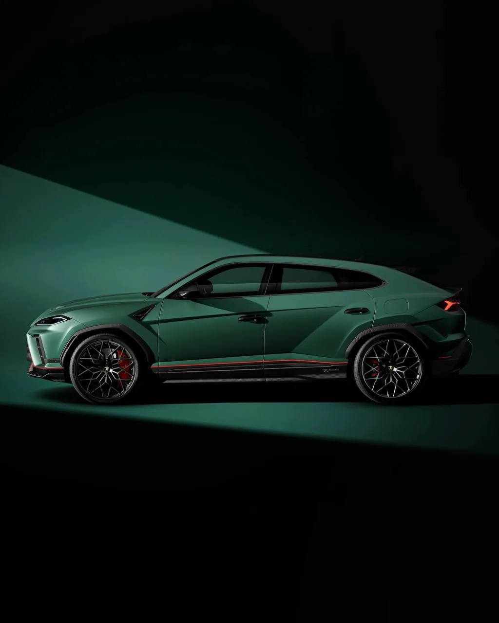 Lamborghini Urus SE Performante — новый уровень супер-SUV

Lamborghini представила Urus SE Performan