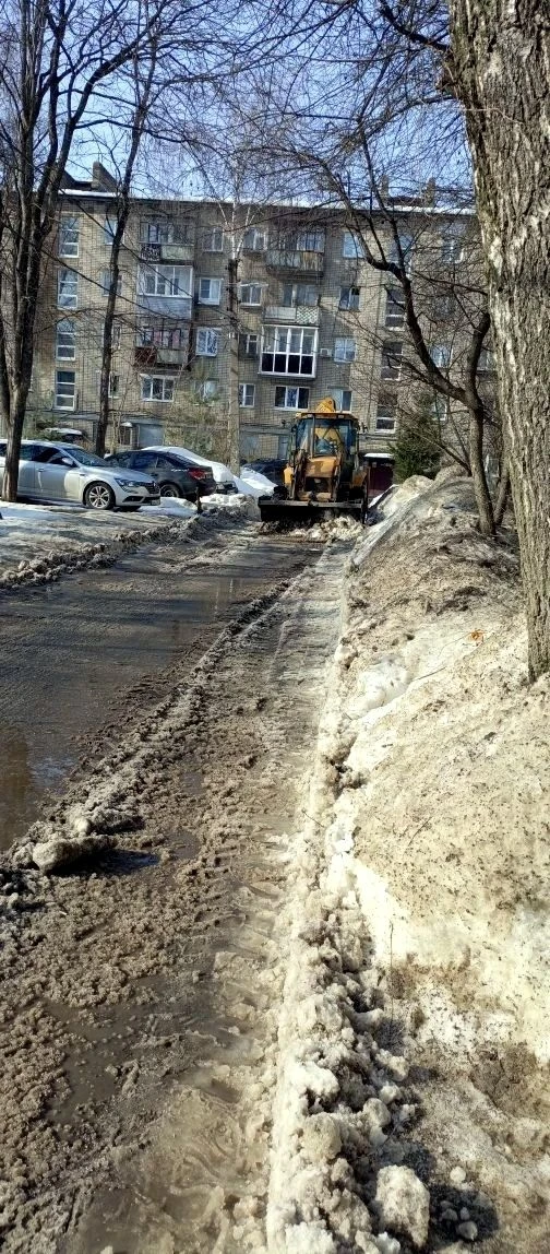 🌞Солнышко стало баловать чаще. Скоро все зазеленеет 🌱🌱🌱 👋А пока продолжаем зачистку дворов от снега.