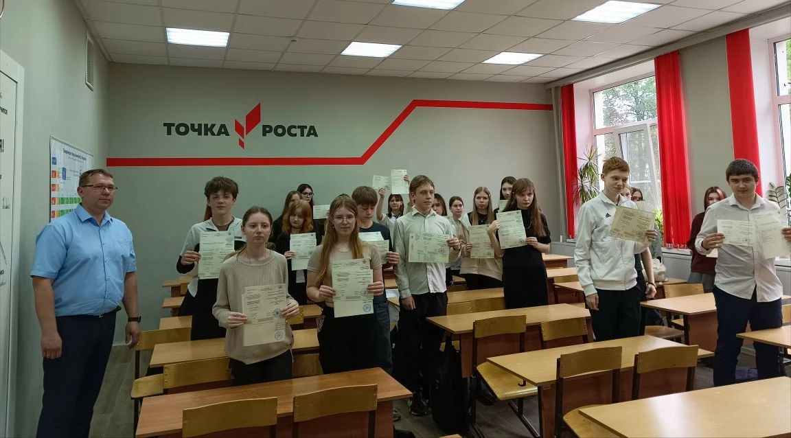 Первый документ о профессиональном образовании получили учащиеся 8 класса. Мальчики пол...