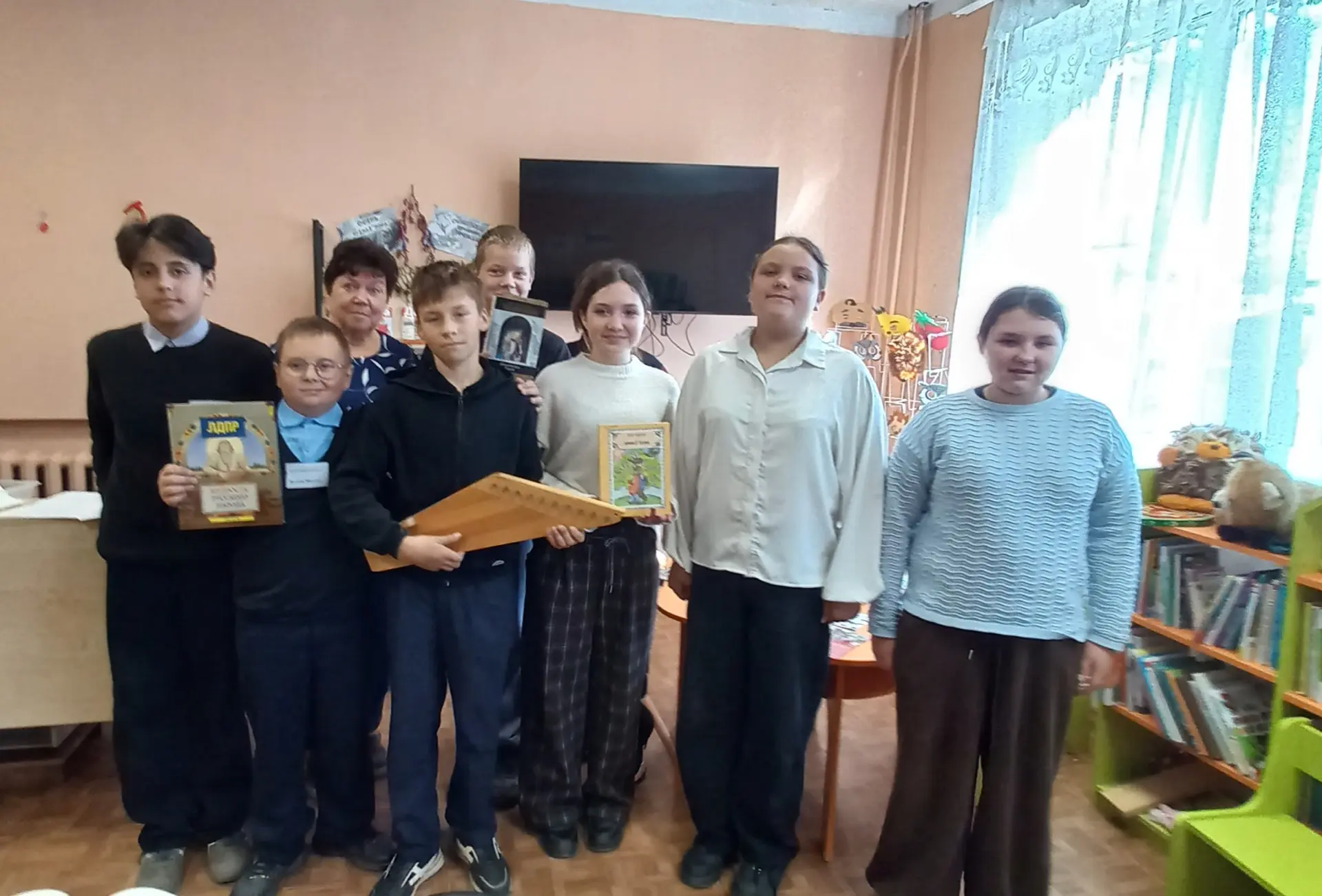 👍Час краеведения «В гостях у “Калевалы”» для учащихся 6 и 7 классов провела библиотека...