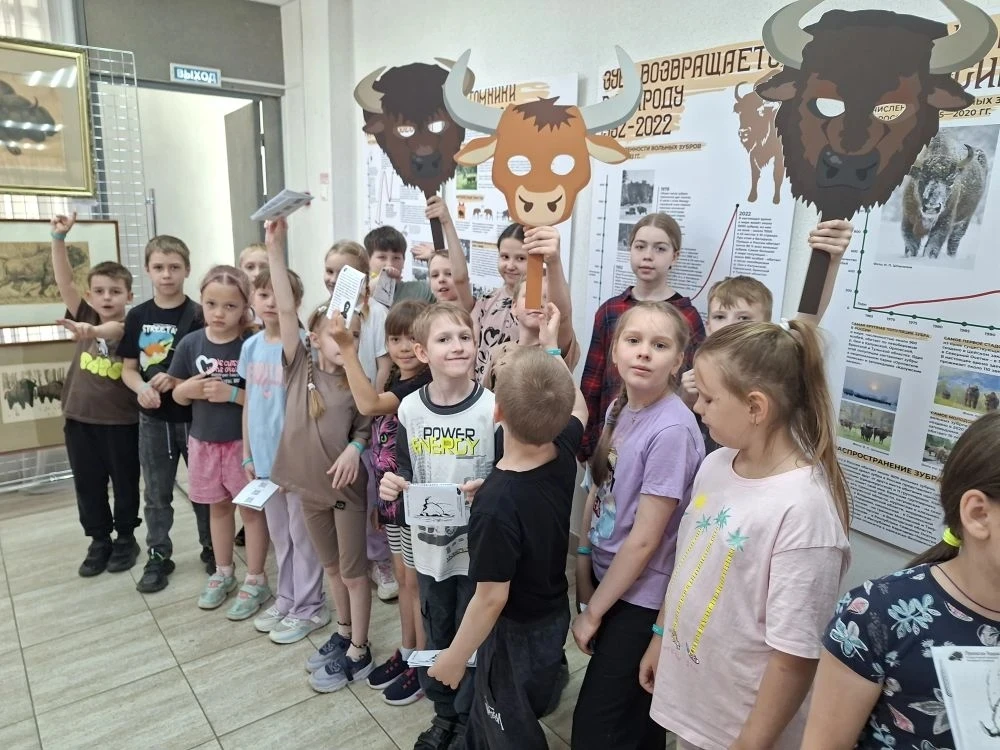 Юные исследователи природы пришкольного лагеря «Умка» в день окружающей среды, который ...