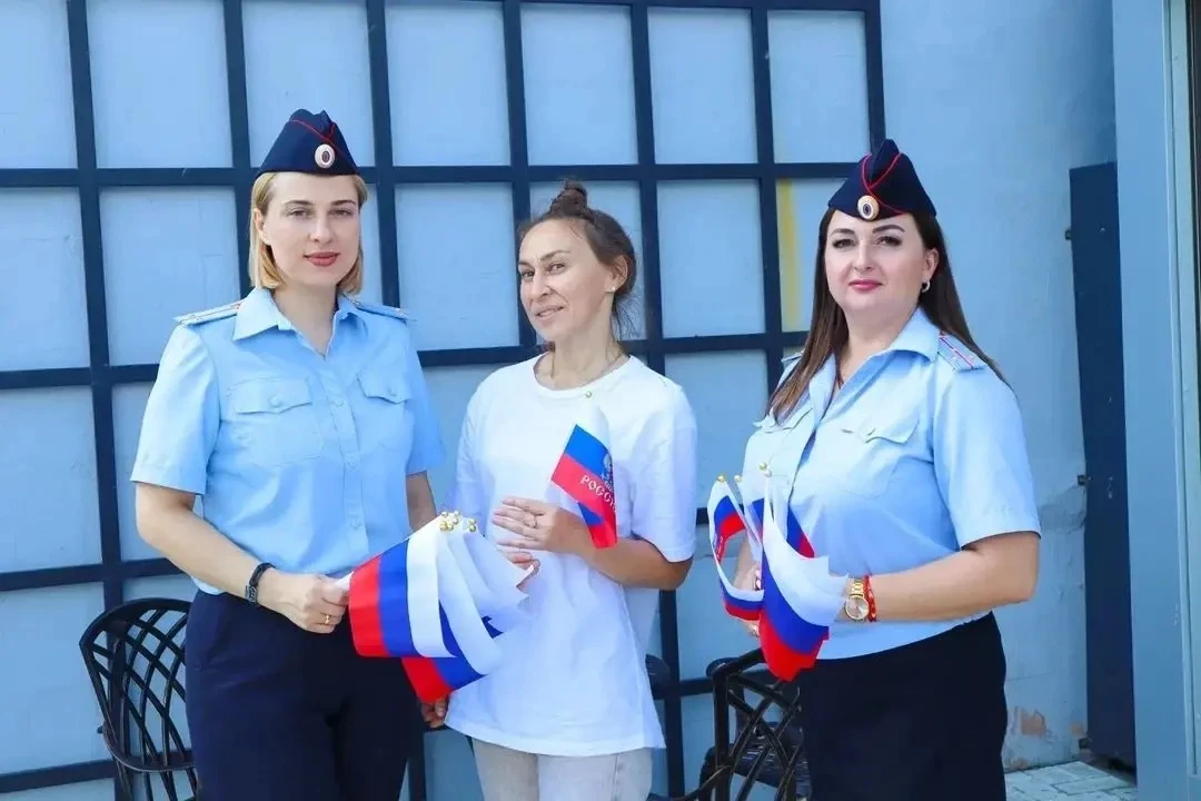 🇷🇺 Правоохранители Беловодского района поздравили местных жителей с Днём Флага
