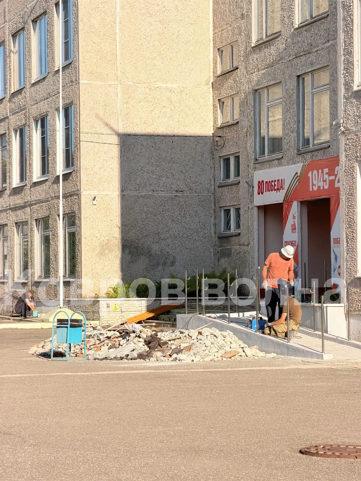 ШКОЛЫ ГОТОВЯТСЯ ВСТРЕЧАТЬ ШКОЛЬНИКОВ 🧐‼️

У 22‑й школы сейчас вовсю идут ремонтные работы. Август -