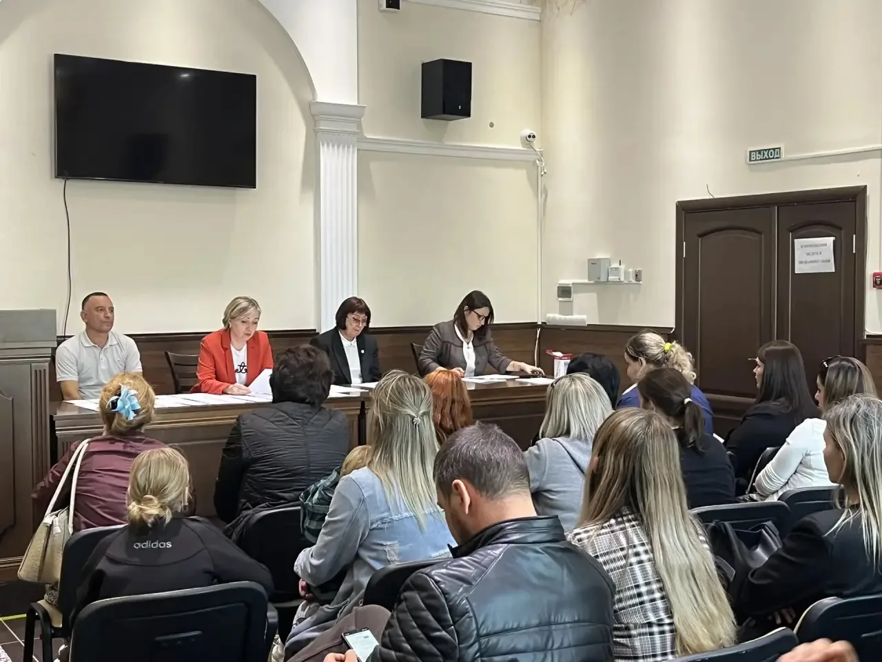 В администрации Апшеронска прошло заседание комиссии по распределению земельных участко...