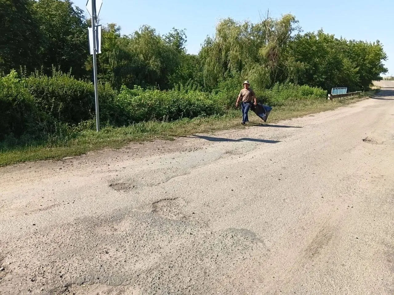 Сотрудники МБУ «Парки и скверы» выполнили в селе Гюневка уборку мусора по территории.