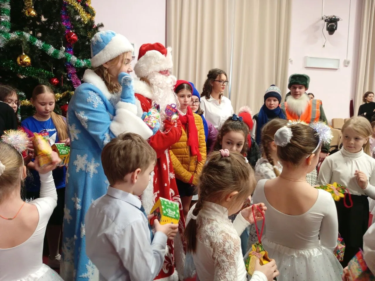 ❄️🎅🎉В нашей школе состоялось по-настоящему волшебное событие — старшеклассники подготовили трогатель