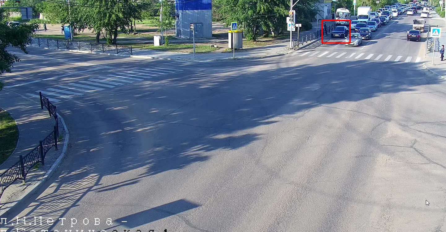 ✅ Перед перекрестком ул. Н. Петрова - Баргузинский тракт стоит легковой автомобиль с включенным авар