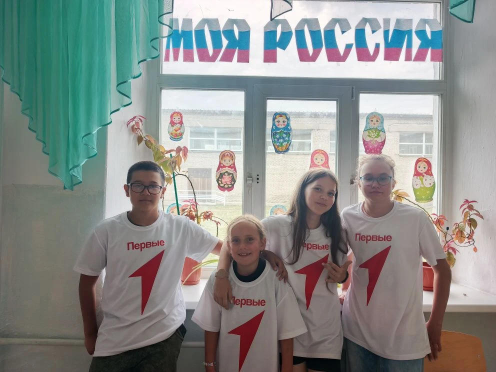 Активисты «Движения Первых» и воспитанники пришкольного лагеря "Радуга детства" украсили окна к Дню 