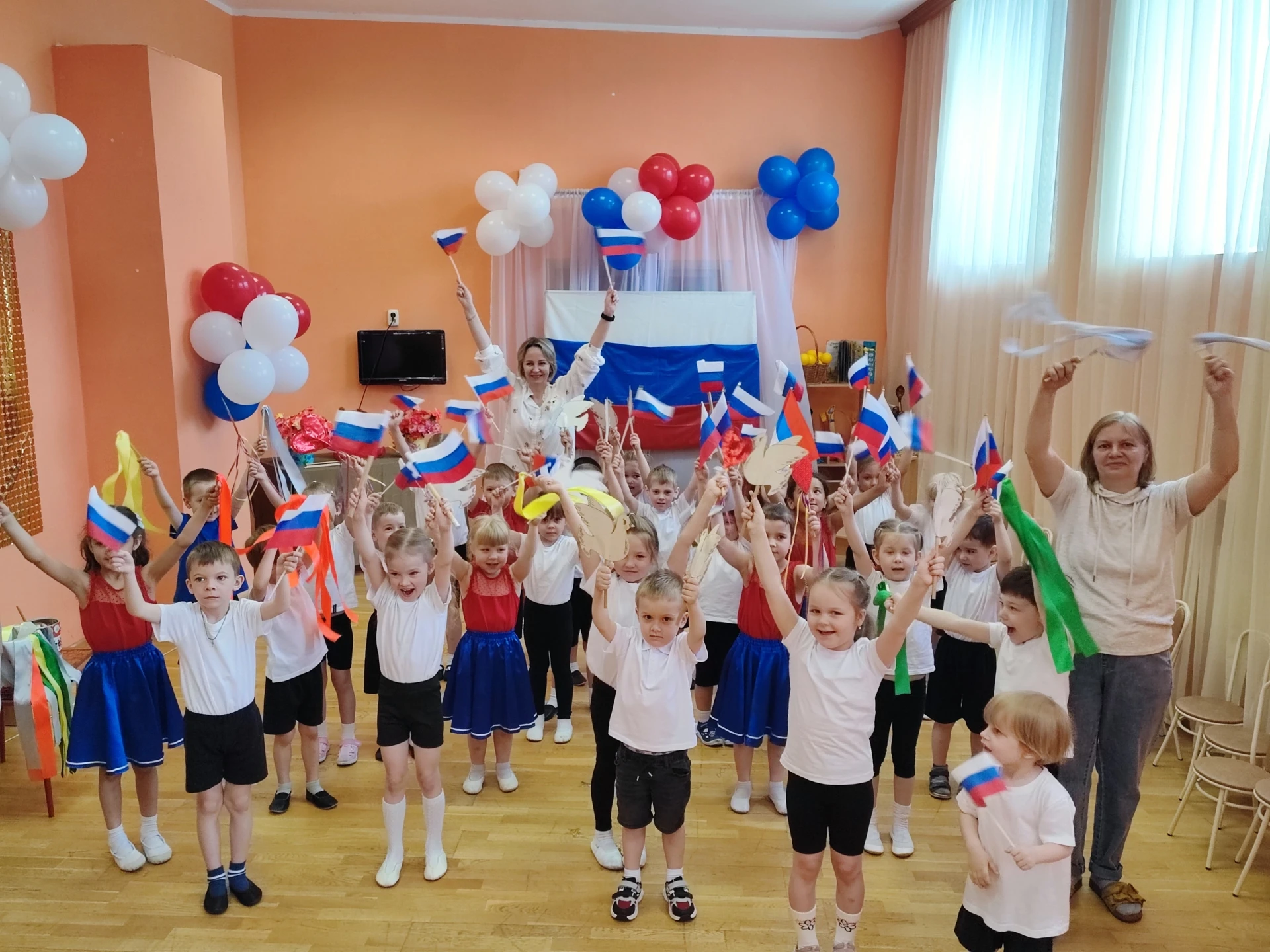 НОВОСТИ ДЕТСКОГО САДА
Дети учатся создавать красоту. Воспитанники групп "Тюльпаны" и "Нарциссы" собр