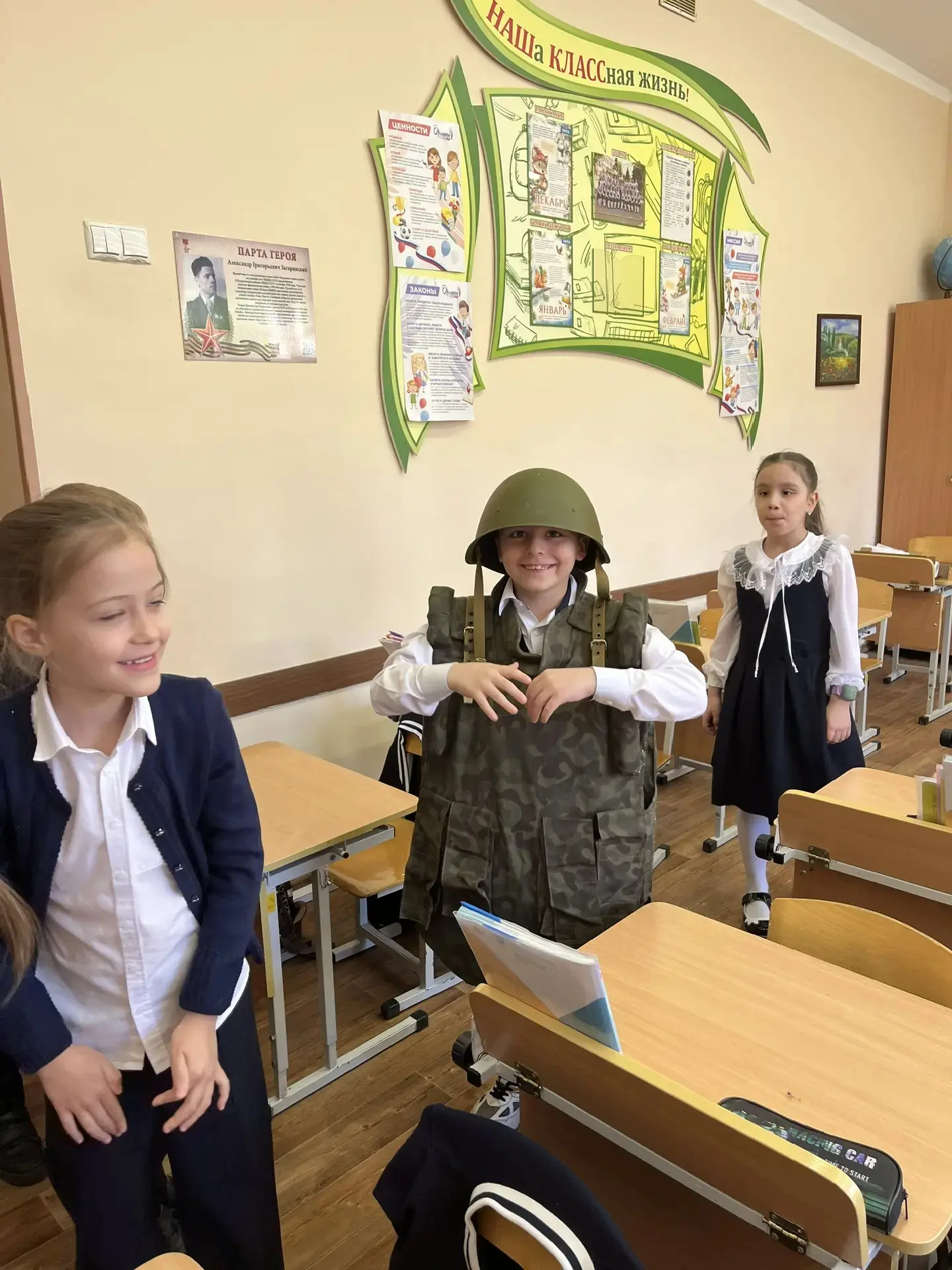 А гимназии прошли "Уроки Мужества". В гости к ребятам приходил Гвардии Лейтенант запаса Васильев Вла