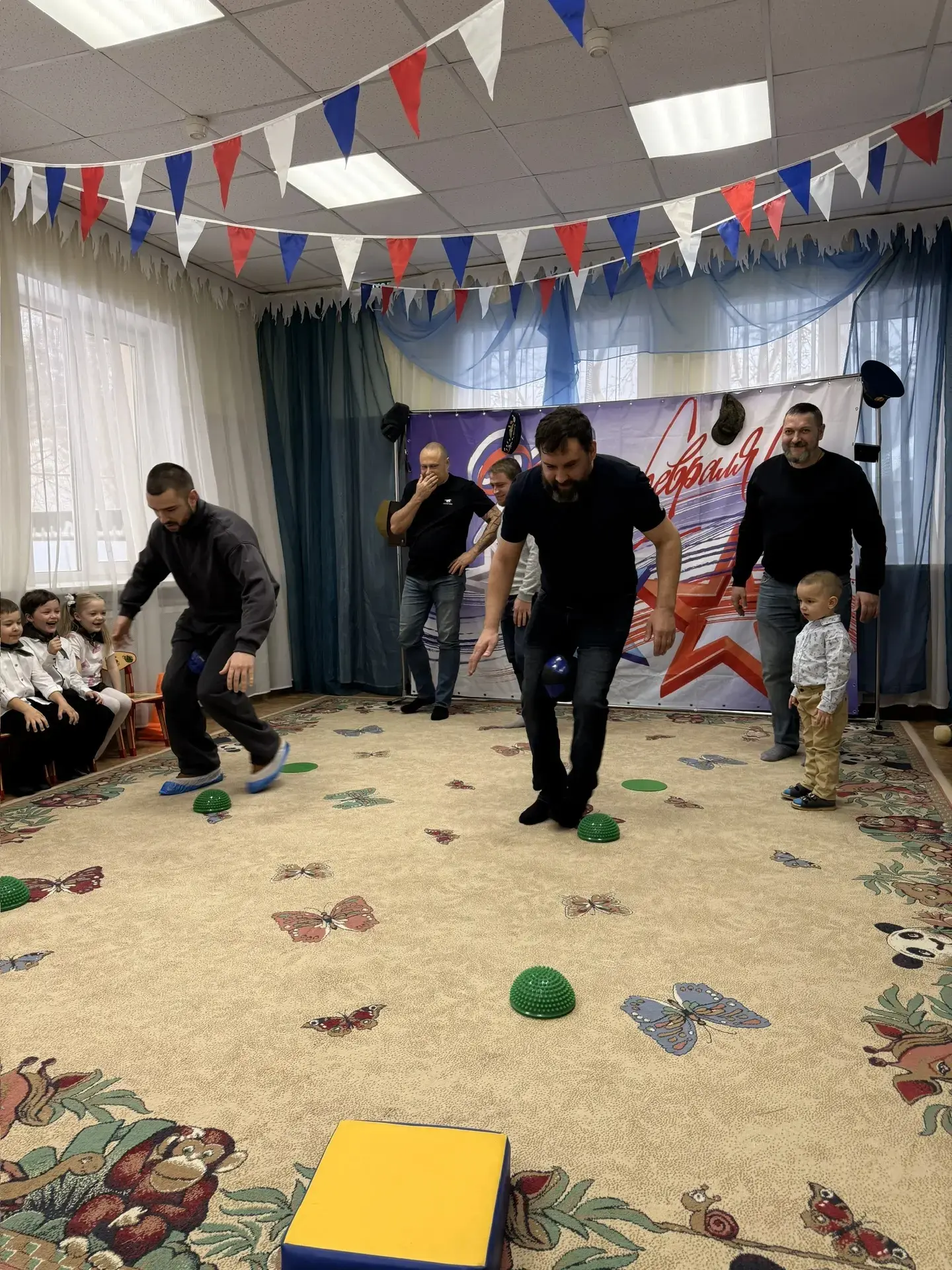 Петровское дошкольное отделение МБОУ Видновской СОШ N1.  День защитника Отечества воспитывает в детя