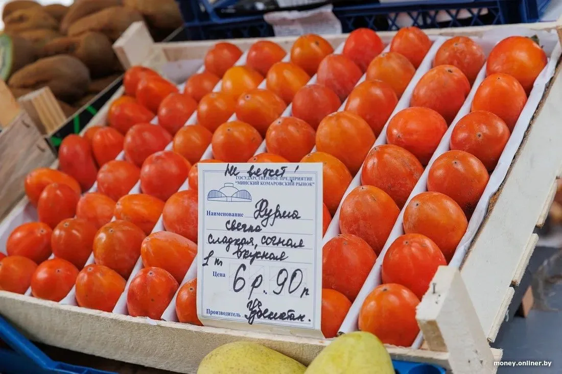 Осень, рынки завалены хурмой.