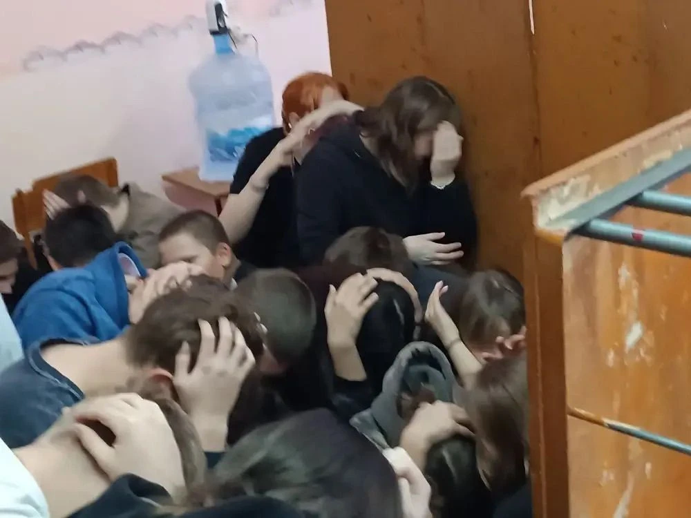 Сегодня в нашей школе прошли учения при возникновении ЧС в случае Вооруженного проникно...
