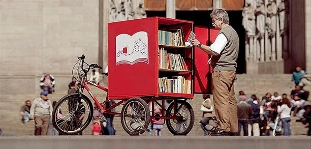 Есть библиотека, а это велотека - книги на колесах. Что тоже очень радует!