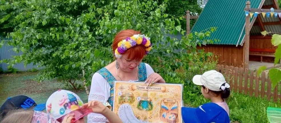 В преддверии Дня России в детском саду состоялось яркое и познавательное развлечение.
По сюжету праз