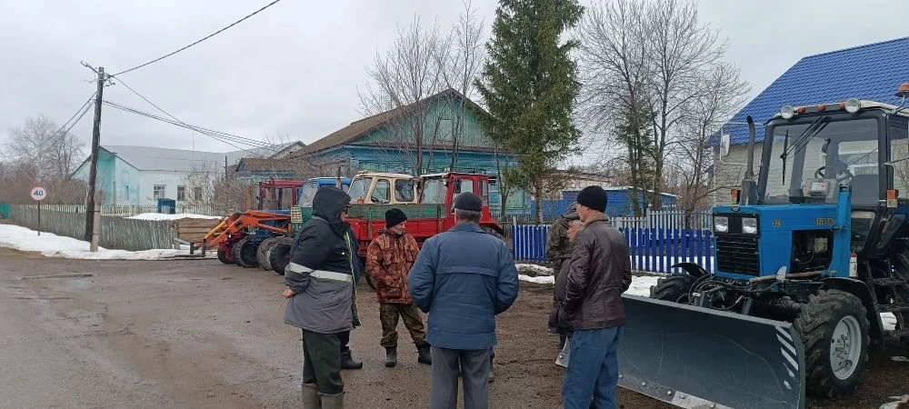 Согласно утверждённому графику, 7 апреля в селе Артакуль прошёл технический осмотр тракторов, принад