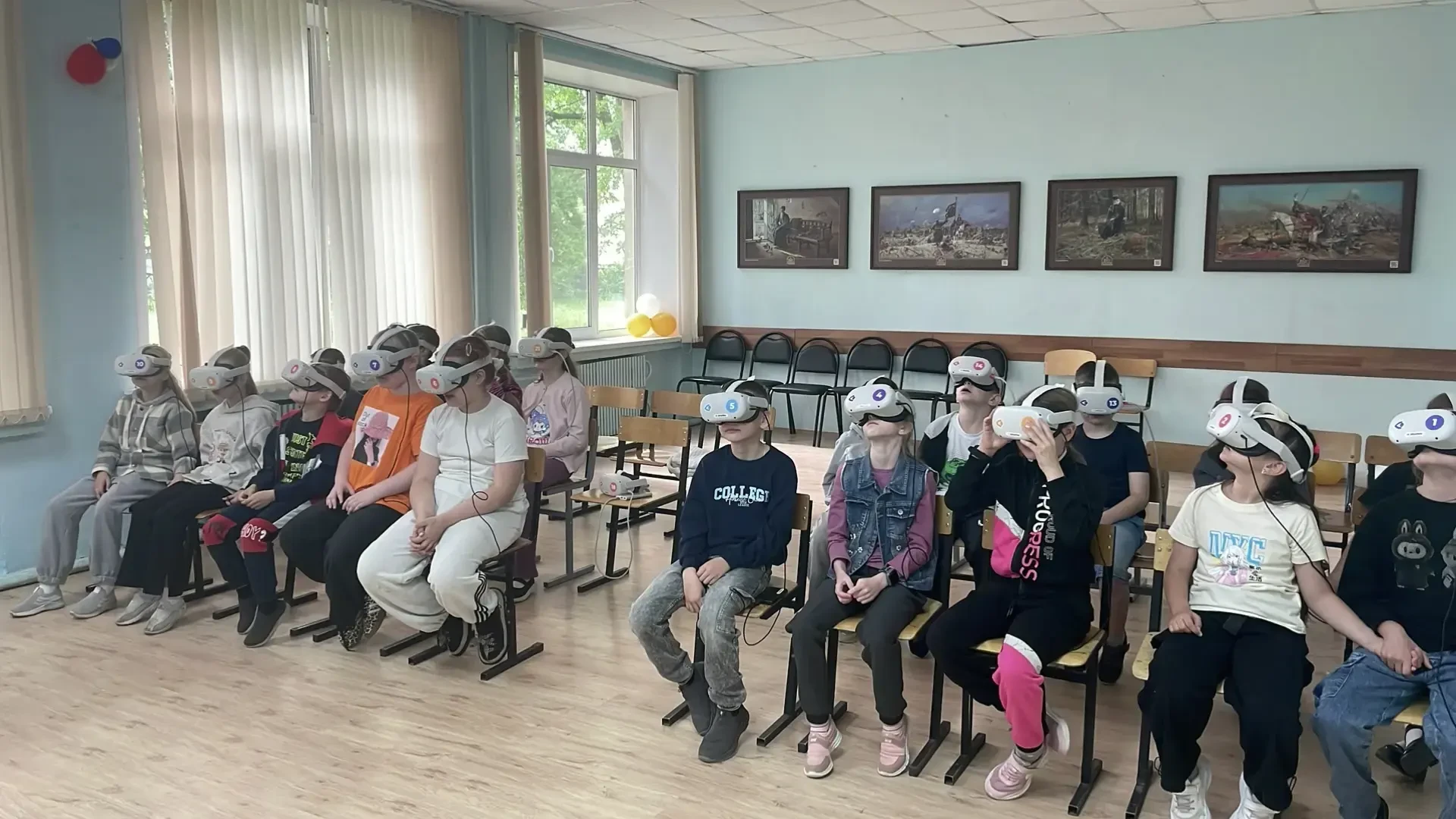 17 июня в летнем школьном лагере состоялось интерактивное шоу "Виртуальные очки". Участники погрузил
