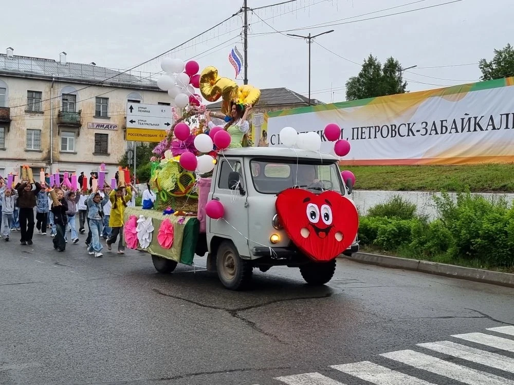 Празднование Дня города и Дня России идет полным ходом!

В год единства народов России праздничную п
