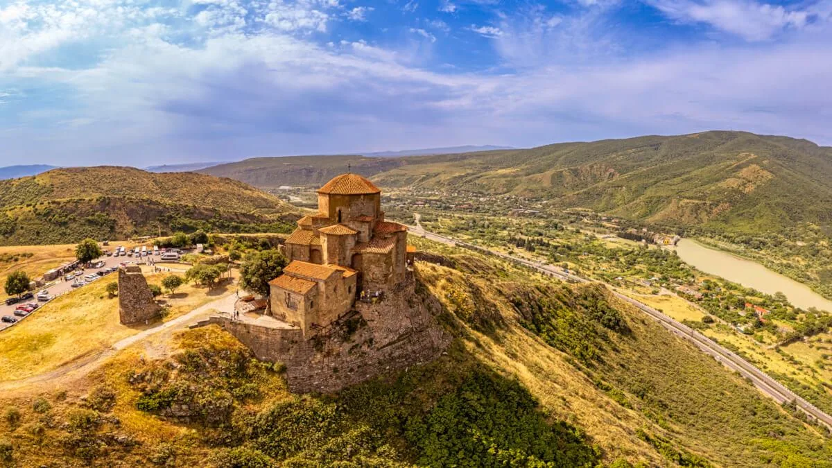 А может в Грузию? 😻 🇬🇪 Мы зовём вас с собой в увлекательные путешествия! Посмотреть на красоту гор и