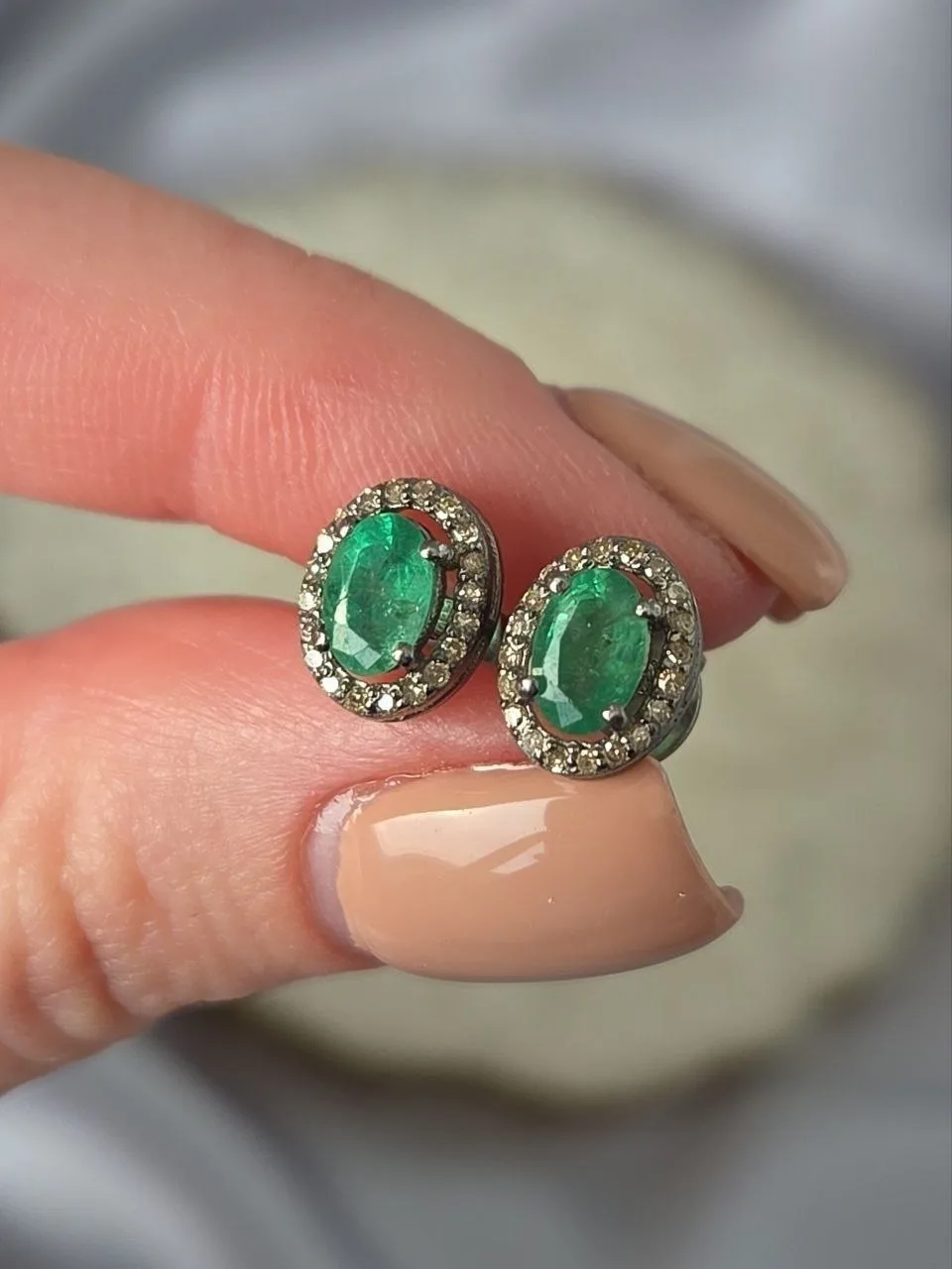Натуральные изумруды и бриллианты в миниатюрных пусетах💚