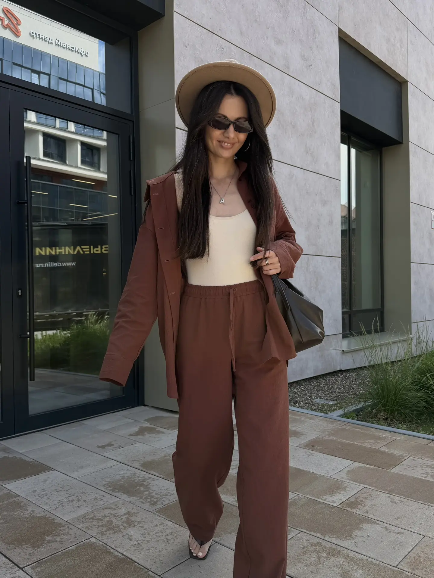 сама сшила, сама себя сфоткала, сама себе лайк поставила 😅

брюки по выкройке #vikisews_Рута в разм