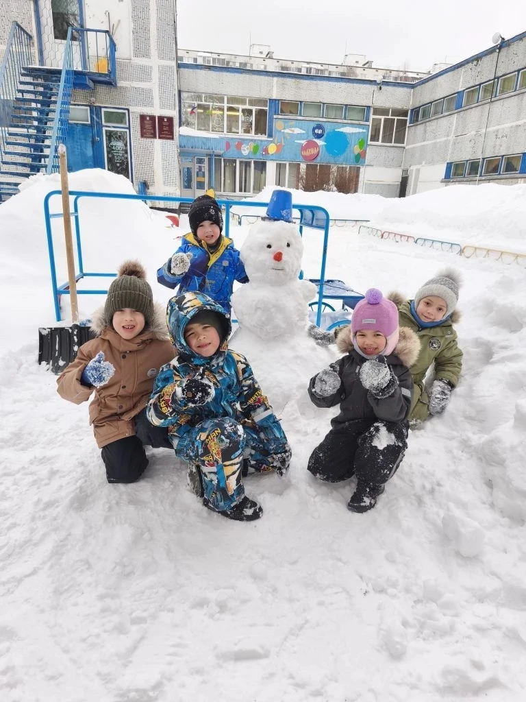 На улице уже весна 🤩🌞
💁‍♀️Но пока ещё есть снег во дворе, наши ребята не скучают на прогулке!  Ув