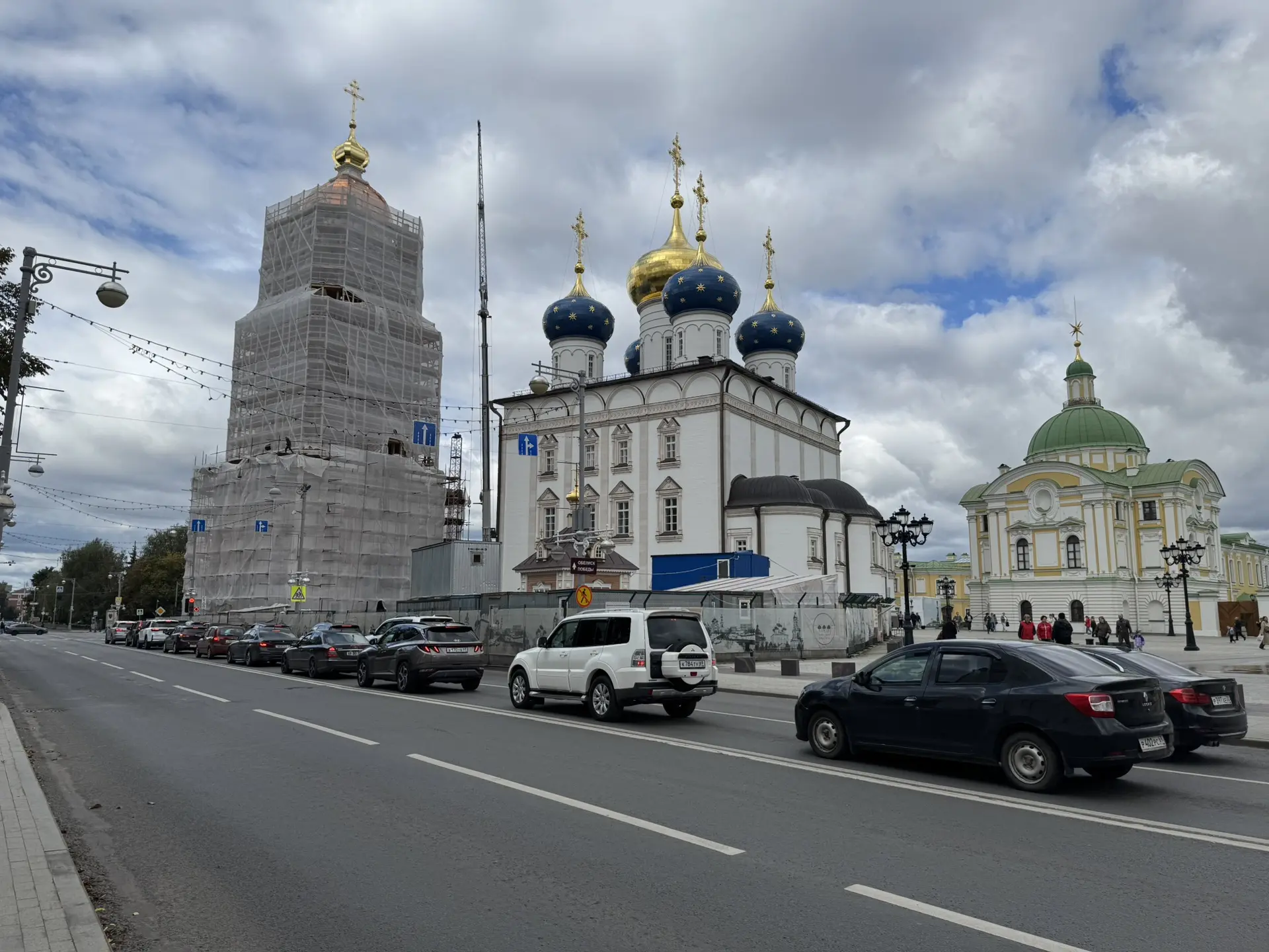 На колокольне Спасо-Преображенского кафедрального собора установлены купол и крест.