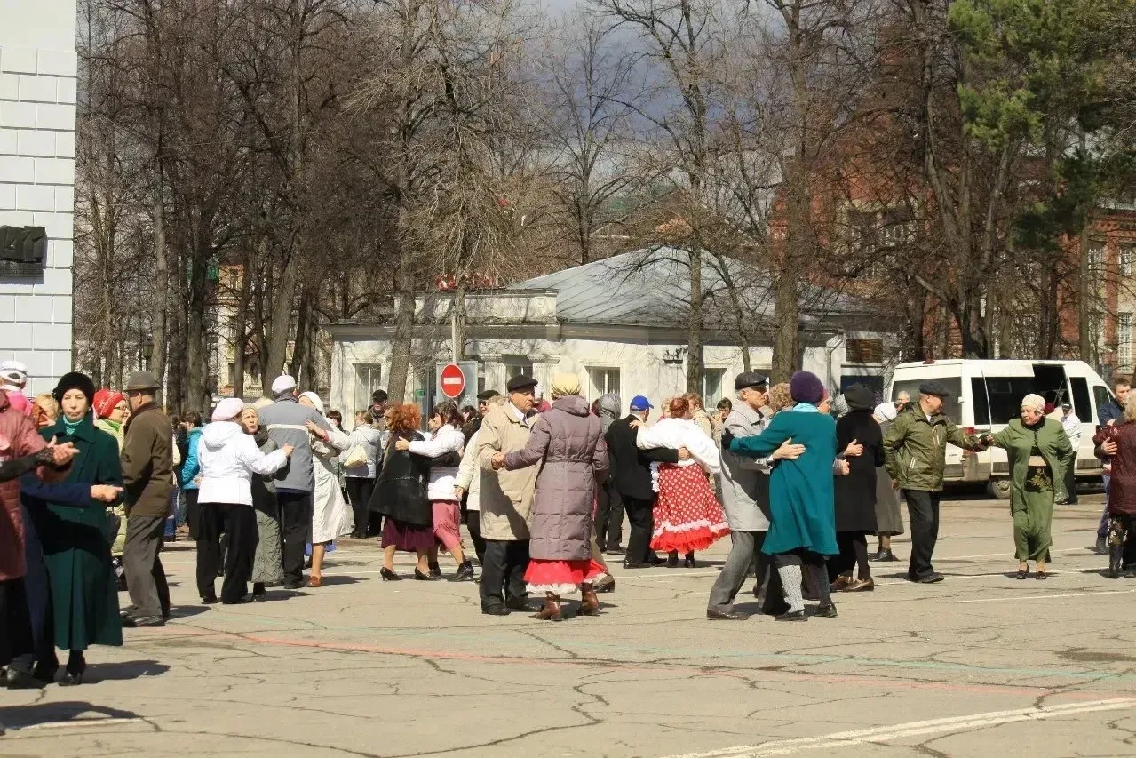 Празднования 1 мая 2012 года у Пермского театра оперы и балета.