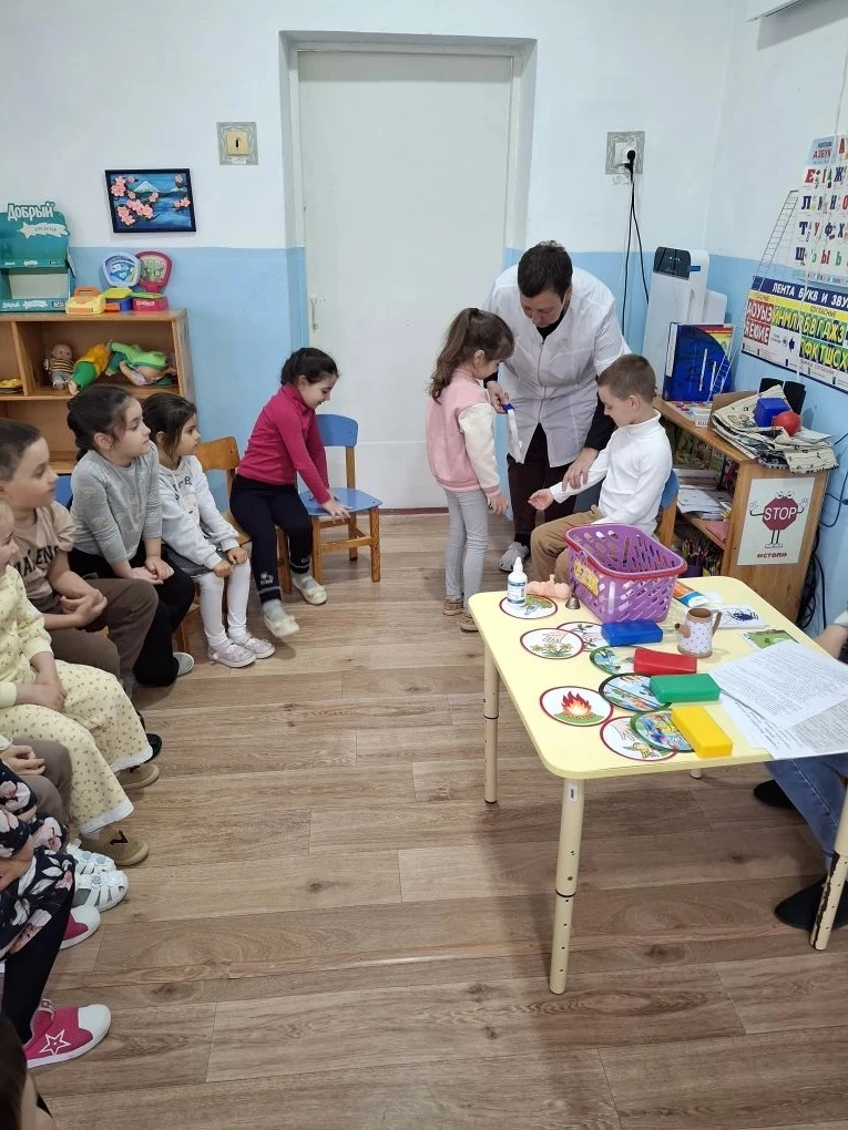Сегодня в группе "Непоседы" прошло тематическое занятие «Первая помощь» . Медицинская с...