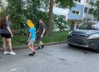 30.07 около 13.30 водитель , управляя автомобилем Форд Куга номер 644 во дворе дома Тел...