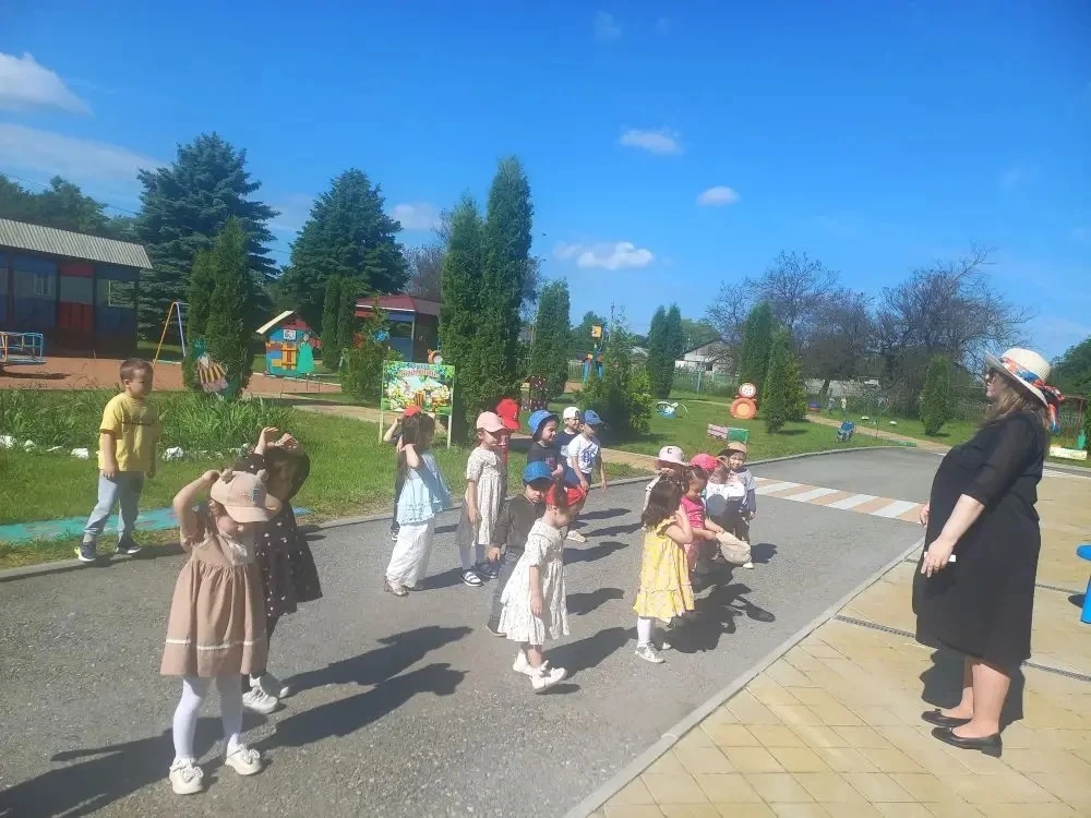 Утро начинается с зарядки!
Каждое утро в нашем детском саду начинается с зарядки, которая позволяет 