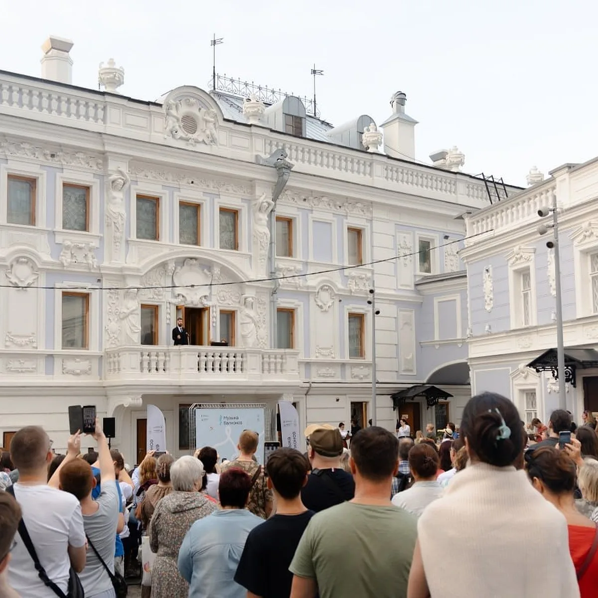 🎶 Музыка с балконов прозвучит в Ораниенбауме 

1 августа балкон Павильона Катальной горки превратит