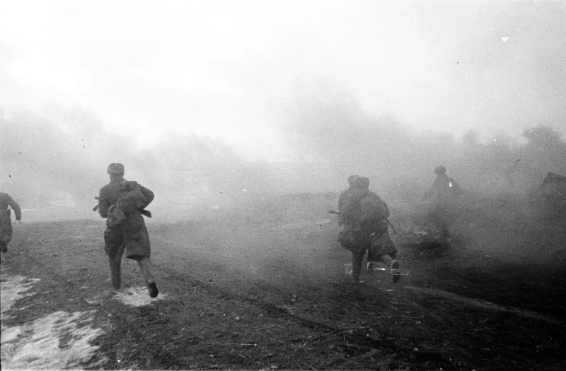Советская атака под Сталинградом. 1942 год.
