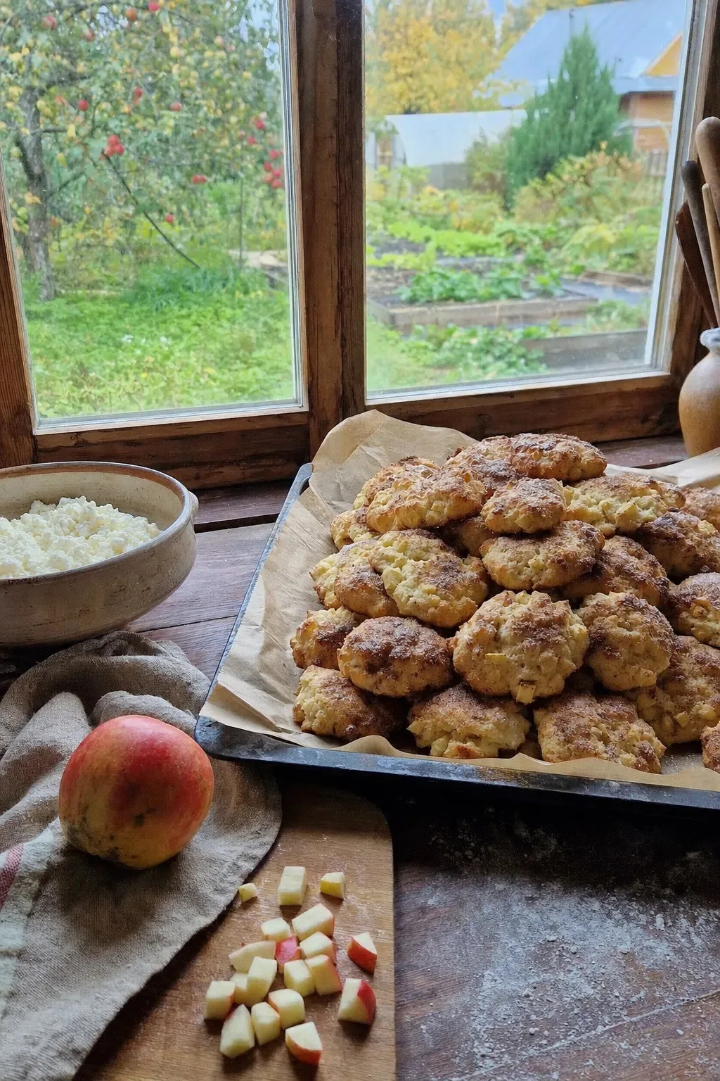 Бepy 1 яблоко и пачку творога. Целая гора вкуснятины за 25 минут: нeжное и воздушное домашнее пeчень