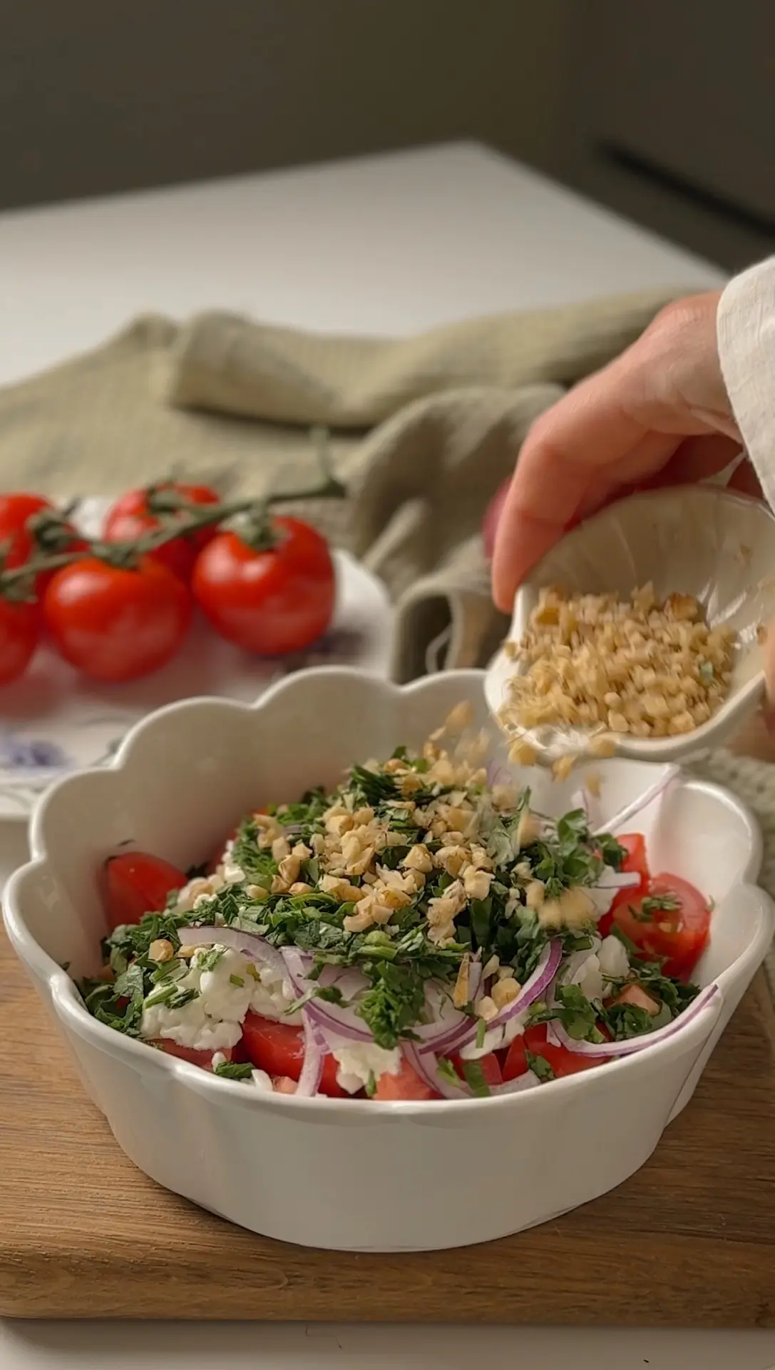 Салат с помидорами и зерновым творогом 🥗