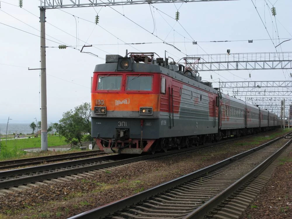 🛤️Во Владивостоке поезд нacmepть сбил пожилую женщину, которая шла вдоль железной дороги