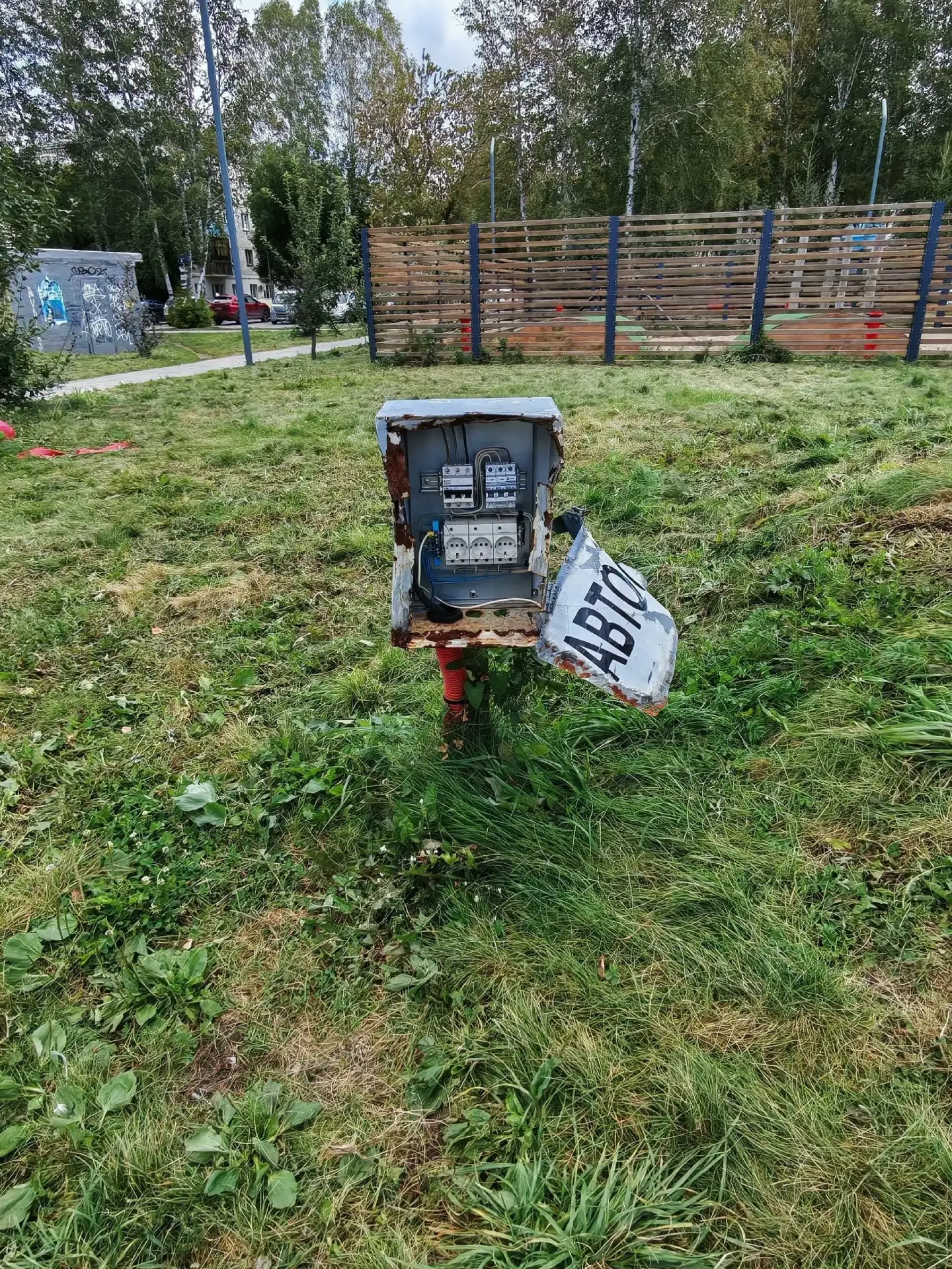 Отремонтировали электрический щиток в сквере "Тарманский дворик".