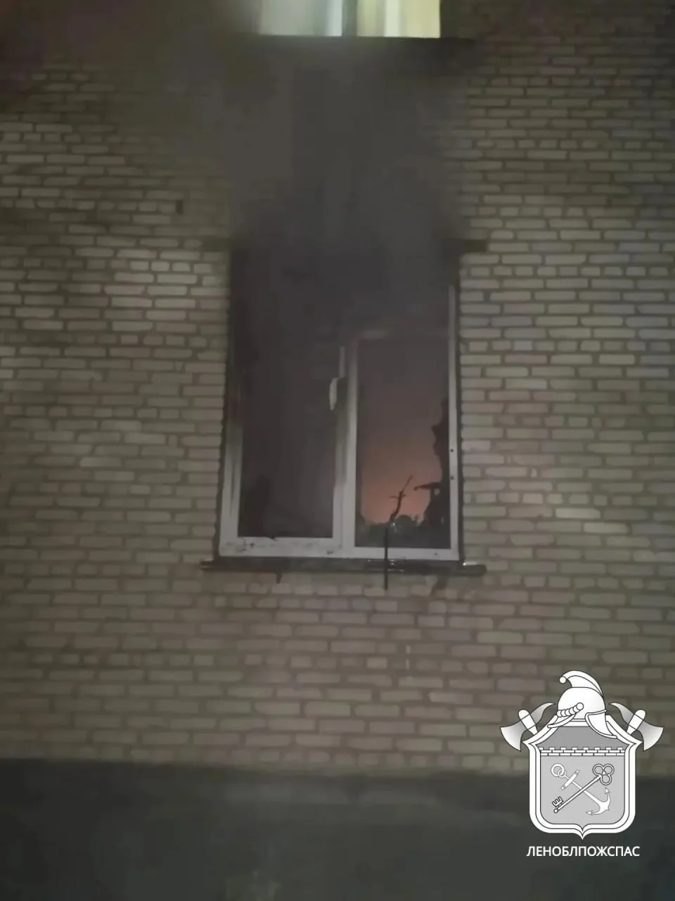 Пожар с пострадавшими случился поздно вечером 23 августа в городе Пикалёво. В двухкомна...