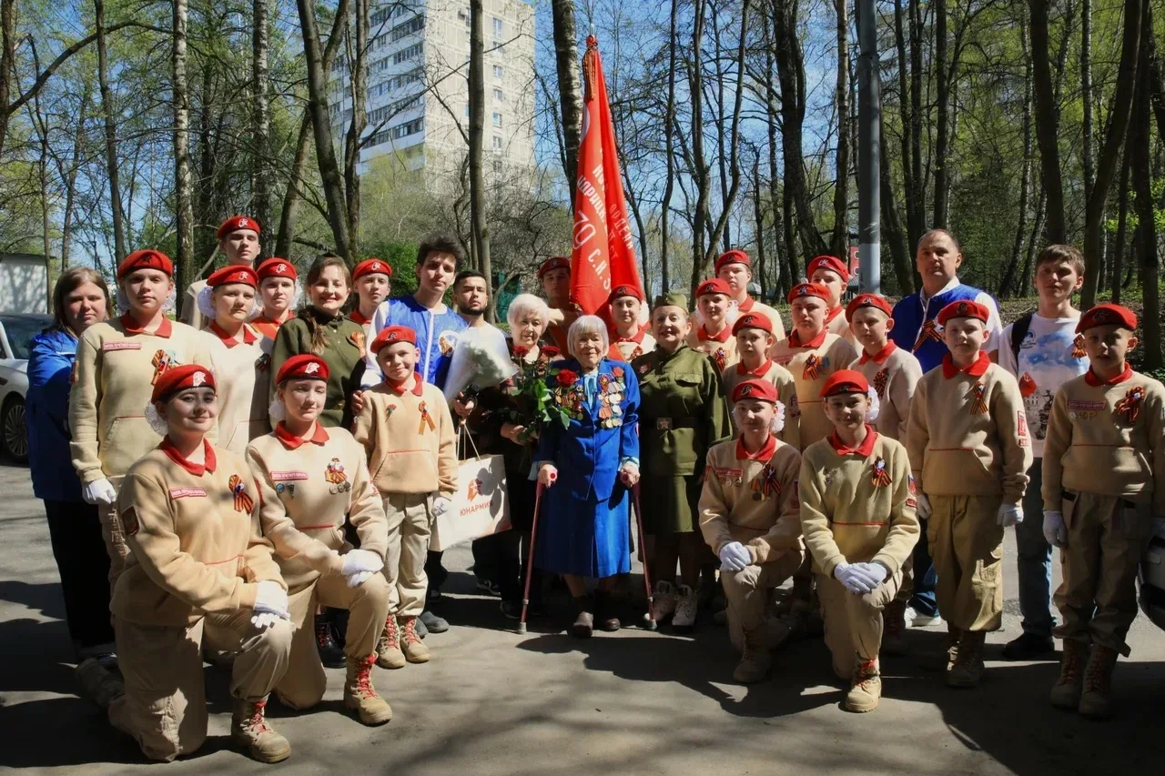 Во дворах продолжают звучать песни Победы🙌  Юнармейцы в рамках акции «Парад у дома ветерана» навести
