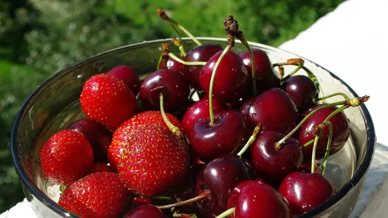 Как выбрать клубнику и черешню 🍒 
 
Черешня: кожица чистая, блестящая, без вмятин; плодоножка не су
