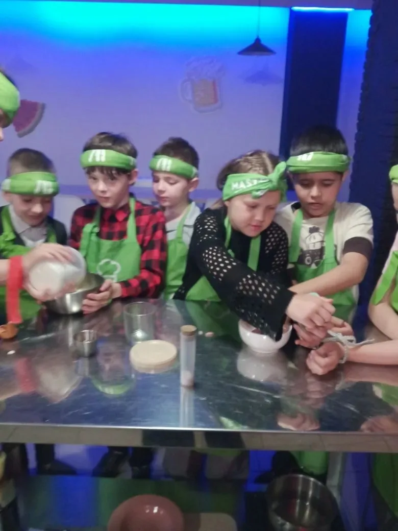 🍽️ 2 «В» на кухне — это огонь! 🔥 Сегодня было КРУТО: 2 В класс участвовал в кулинарном мастер-классе