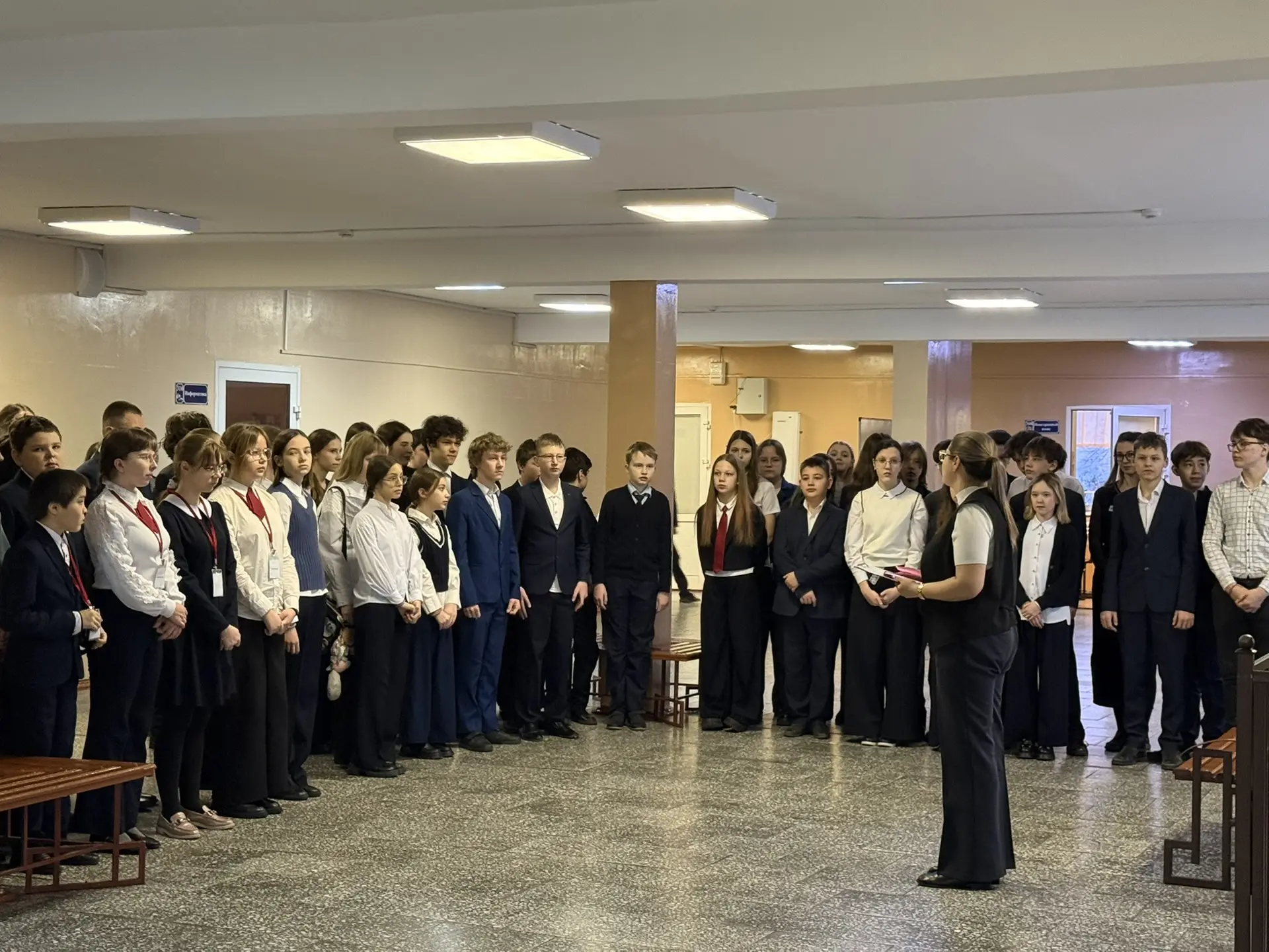 Сегодня в нашей школе состоялась церемония выноса государственного флага под исполнение государствен